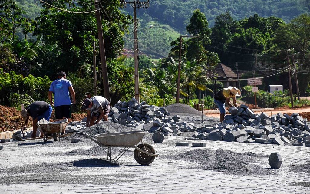 Iniciada a pavimentação em mais um trecho da Rua Ribeirão São Paulo Iniciada a pavimentação em mais um trecho da Rua Ribeirão São Paulo