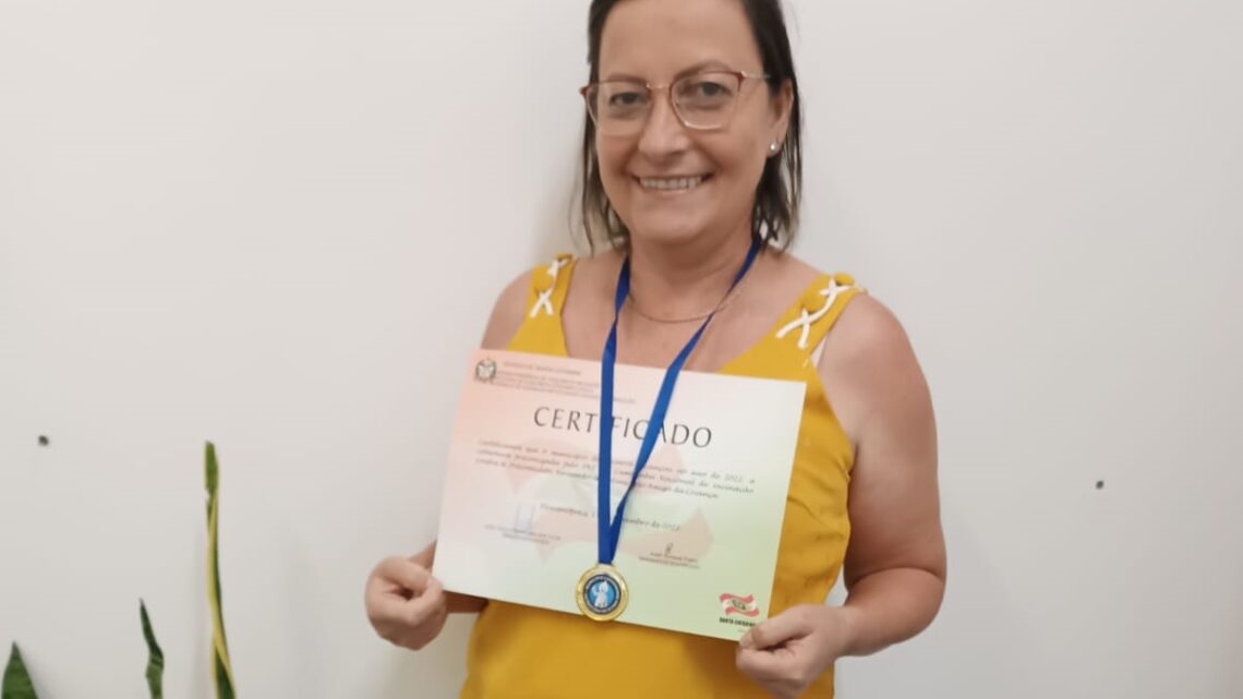Ascurra recebe certificado ‘Amigo da Criança’ pela campanha de vacinação contra a Poliomielite Ascurra recebe certificado ‘Amigo da Criança’ pela campanha de vacinação contra a Poliomielite