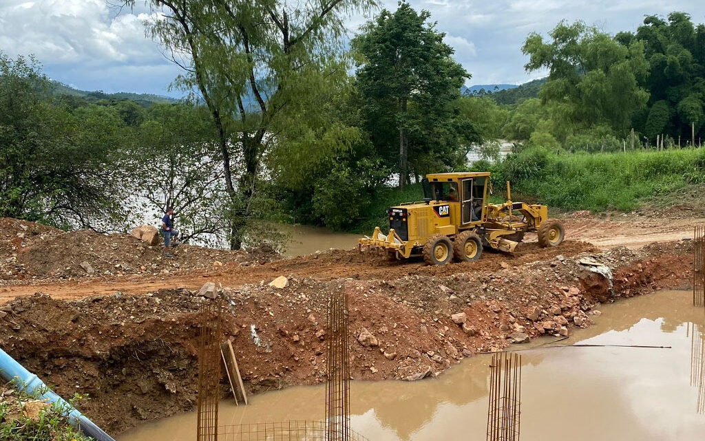 Passagem na ponte de acesso ao bairro Guaricanas, em Ascurra, está proibida para todos os veículos Passagem na ponte de acesso ao bairro Guaricanas, em Ascurra, está proibida para todos os veículos