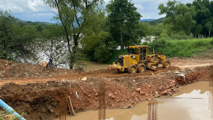 Passagem na ponte de acesso ao bairro Guaricanas, em Ascurra, está proibida para todos os veículos