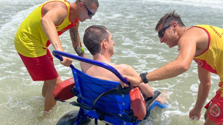 Verão – Cadeiras anfíbias garantem acessibilidade e diversão nas praias da Costa Verde & Mar (SC)