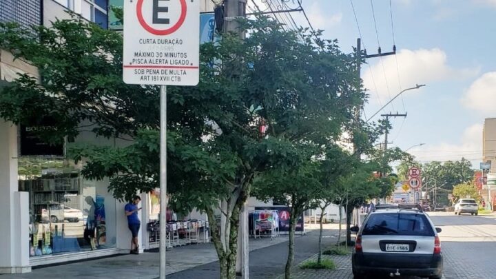 Demutran Timbó realiza adequação de vagas de estacionamento de farmácias