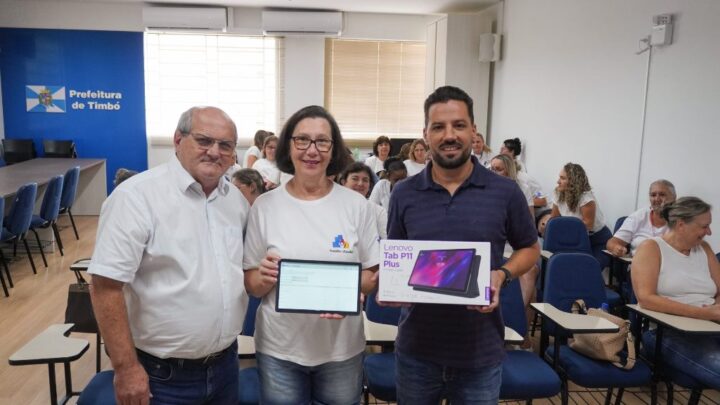Agentes de saúde de Timbó recebem tablet para atendimentos