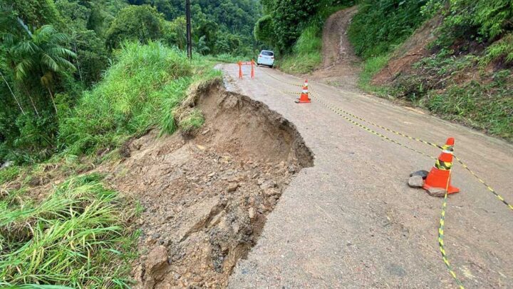 Defesa Civil de Timbó emite alerta “elevado” para risco de deslizamento de terra. Trecho da estrada geral da Mulde já está em meia pista