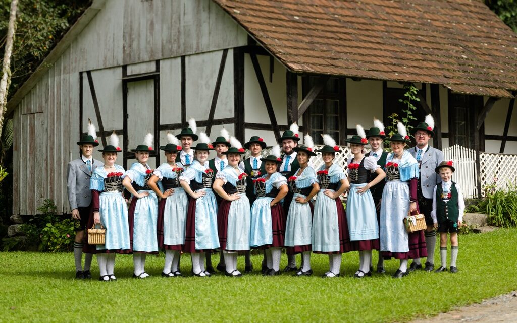 Grupo de dança folclórica alemã de Blumenau lança site com histórias e mostra fotográfica virtual