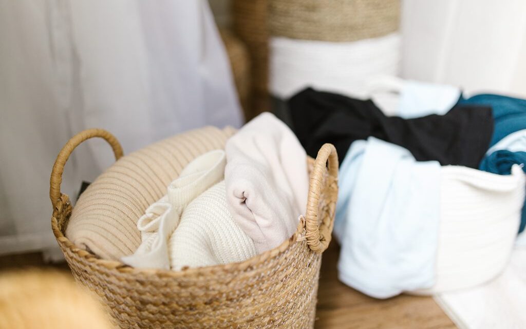Passo a passo: como lavar as roupas corretamente em lavadoras e tanquinhos