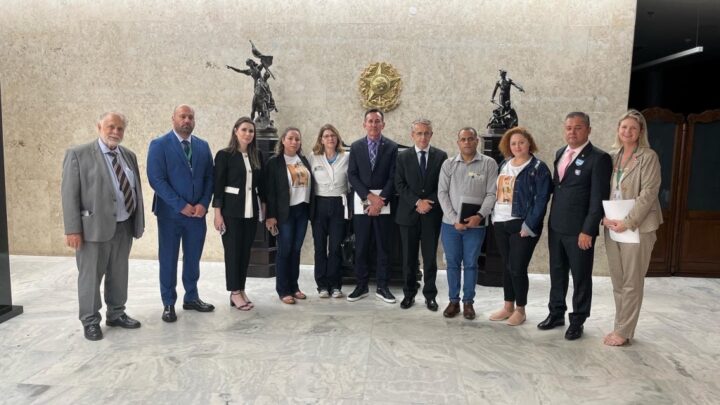 Pais da tragédia de Blumenau pedem justiça durante agendas em Brasília