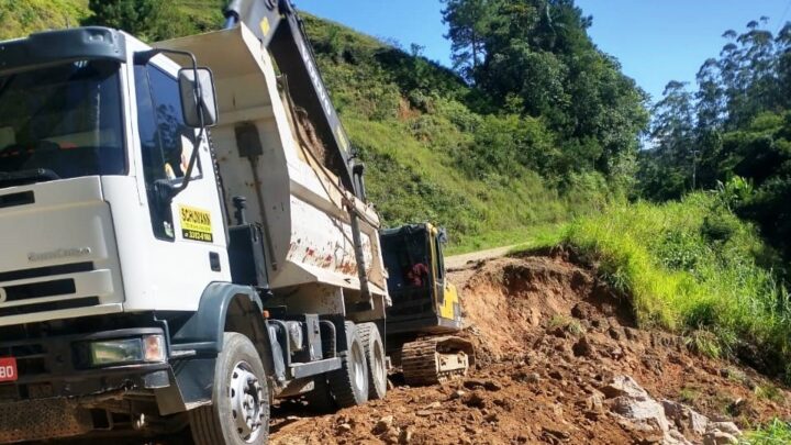 Secretaria de Obras de Timbó retoma serviço de recuperação da via na Mulde