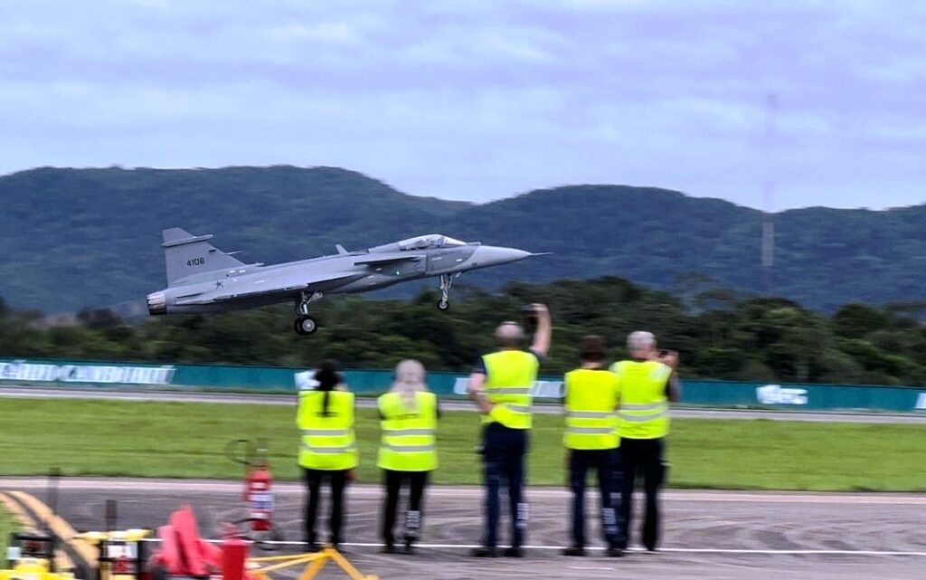 Caças F-39 cortam os céus de Santa Catarina e chegam na Base Aérea de Anápolis Caças F-39 cortam os céus de Santa Catarina e chegam na Base Aérea de Anápolis