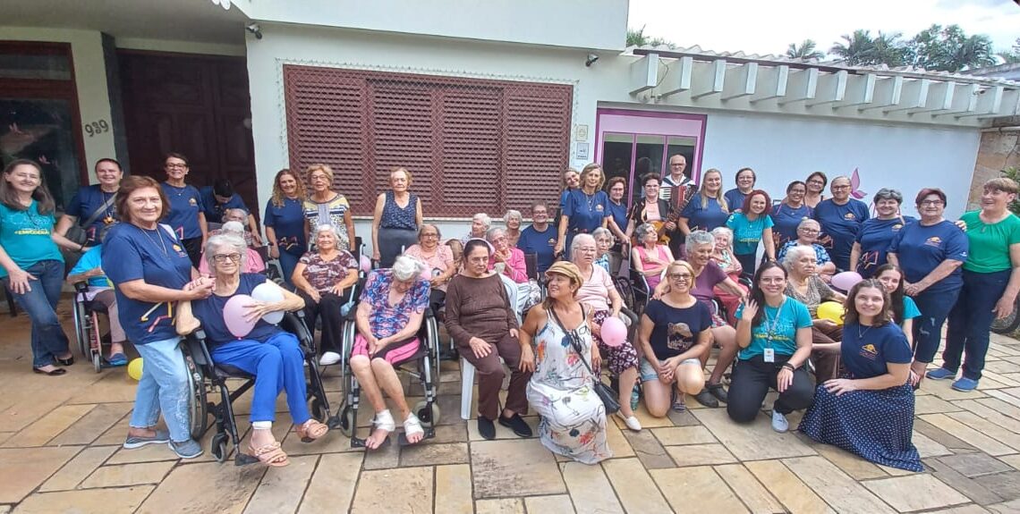 Núcleo Feminino da Rede Cooper promove ação social em casa de repouso Núcleo Feminino da Rede Cooper promove ação social em casa de repouso