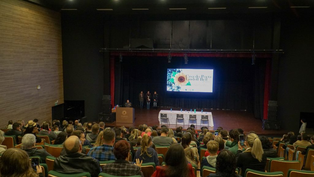 Noite Bell premia vencedores dos Concursos Literário e de Declamação de Poemas de Timbó
