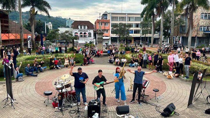 Projeto Jazz na Rua traz apresentação de música instrumental no dia 9 de julho, na praça do Teatro Carlos Gomes, em Blumenau