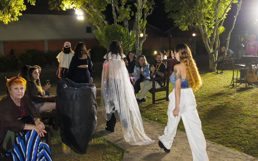 Alunos de Design de Moda da UNIASSELVI realizam desfiles de peças sustentáveis Alunos de Design de Moda da UNIASSELVI realizam desfiles de peças sustentáveis