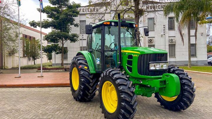 Departamento de Agricultura de Timbó adquire novo trator pneu