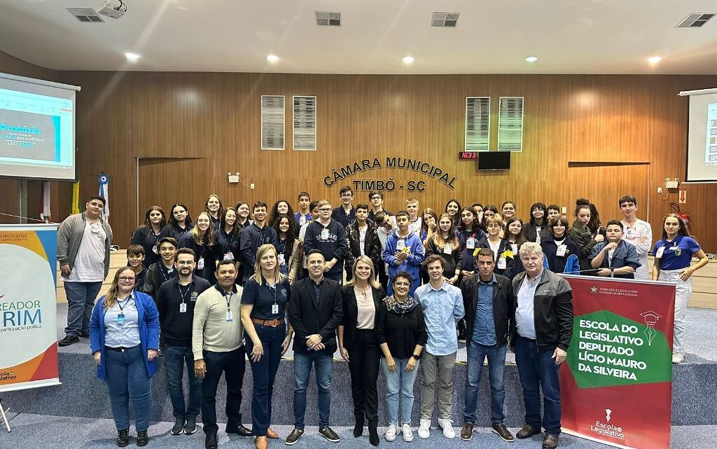 Vereadores jovens participam de treinamento com a Escola do Legislativo Vereadores jovens participam de treinamento com a Escola do Legislativo