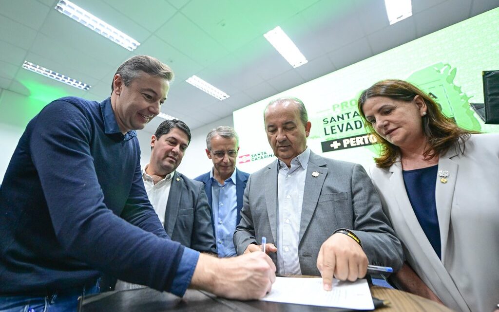 Governador se reúne com prefeitos do Vale Europeu e define quais obras do Plano 1000 serão retomadas Governador se reúne com prefeitos do Vale Europeu e define quais obras do Plano 1000 serão retomadas