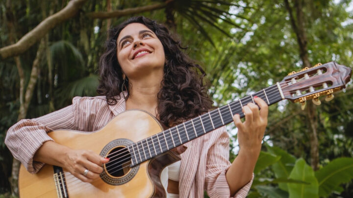 Cantora, compositora e violonista Ana Paula da Silva faz show de novo álbum, em Joinville, no dia 3 de setembro