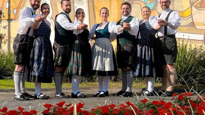 Grupo de Dança Folclórica do Verde Vale leva oficina e apresentação de dança folclórica à escola e instituição de Blumenau