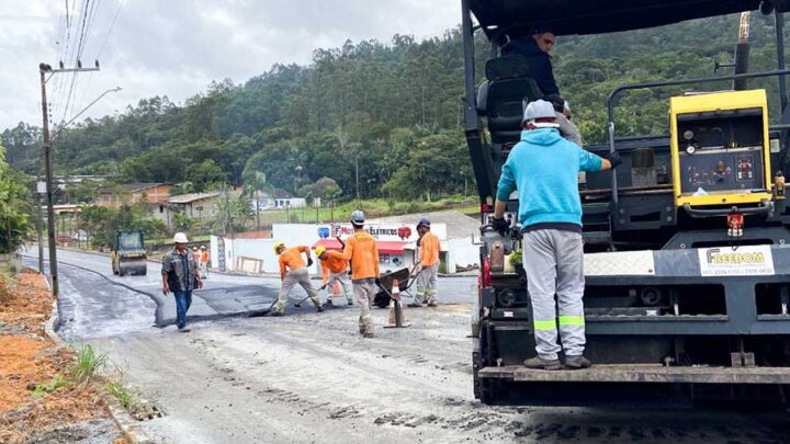 Pavimenta Timbó – Rua Augusto Brandt recebe primeira camada asfáltica