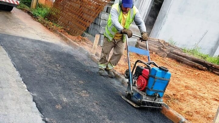 Serviços de recuperação asfáltica acontecem em diversas ruas de Timbó