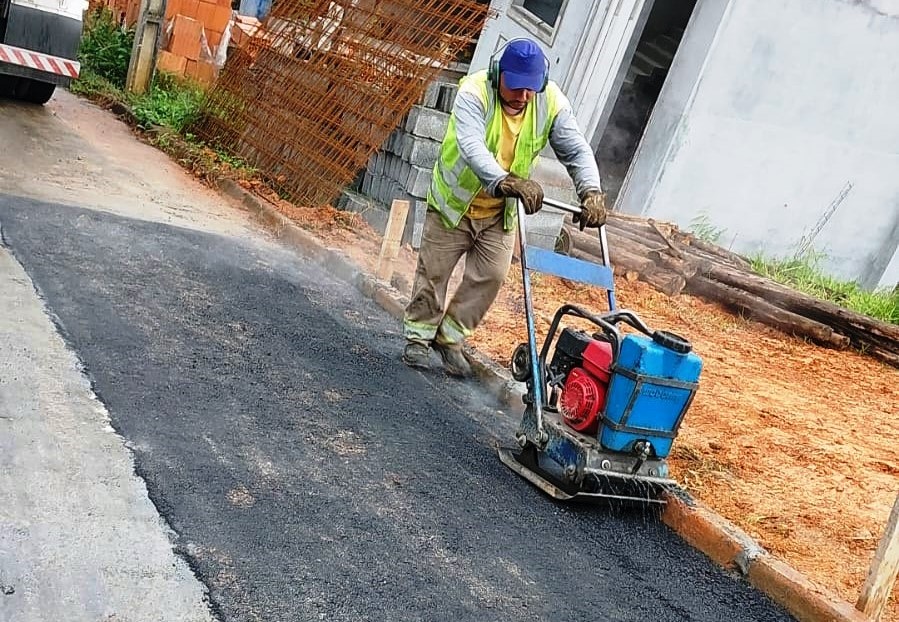 Serviços de recuperação asfáltica acontecem em diversas ruas de Timbó