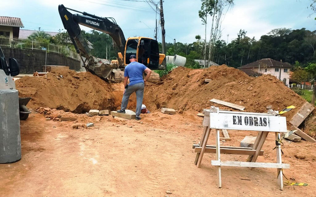 Timbó – Rua Frei Bruno interditada para obras de tubulação