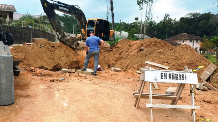 Timbó – Rua Frei Bruno interditada para obras de tubulação