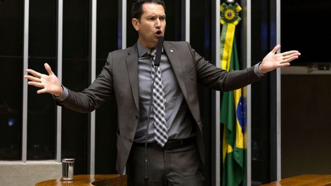 Deputado Gilson Marques pede a Lira que devolva “pacote da democracia” de Dino e Lula Deputado Gilson Marques pede a Lira que devolva “pacote da democracia” de Dino e Lula
