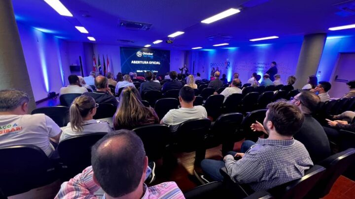 Festa e conhecimento: OktoberTech terá série de eventos dedicados à tecnologia em Blumenau (SC)