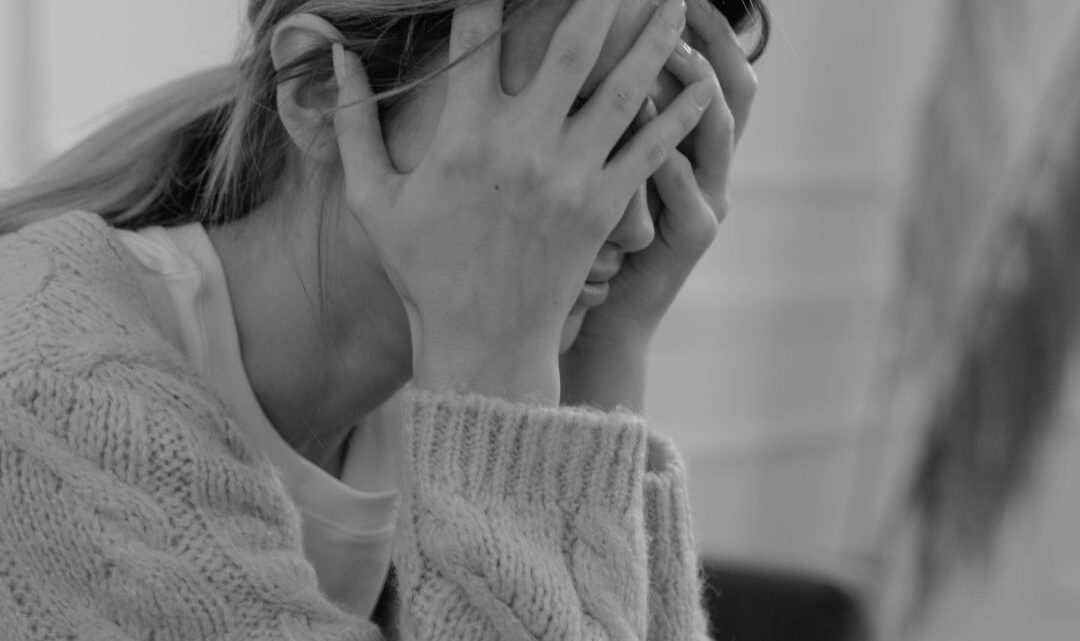 Estresse crônico atinge mais de 35% da população jovem, alerta psicólogo