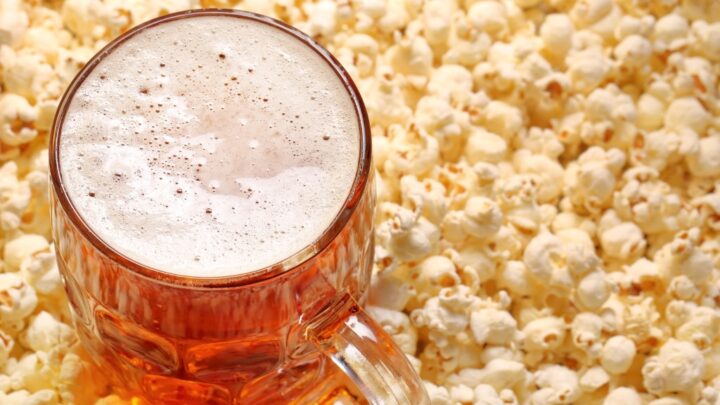 Oktoberfest 2023 terá patrocínio de marca de pipoca e prevê ações na festa mais alemã do Brasil