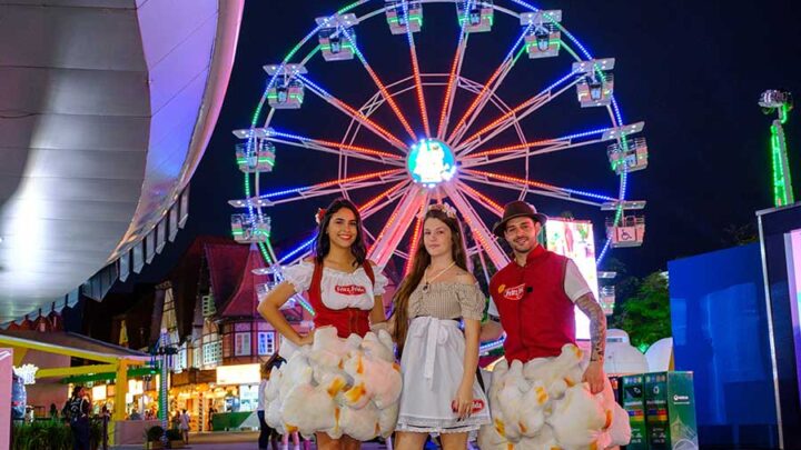 Empresas apostam na interação com o público para divulgar suas marcas na Oktoberfest de Blumenau