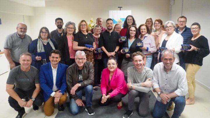 Servidores aposentados da Prefeitura de Timbó são homenageados com a medalha Horácio Cristofolini