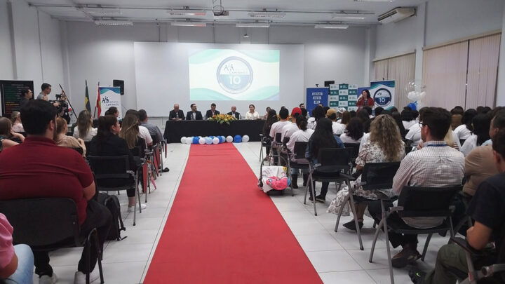 Adolescentes que fazem parte do Programa Novos Caminhos são homenageados em Blumenau
