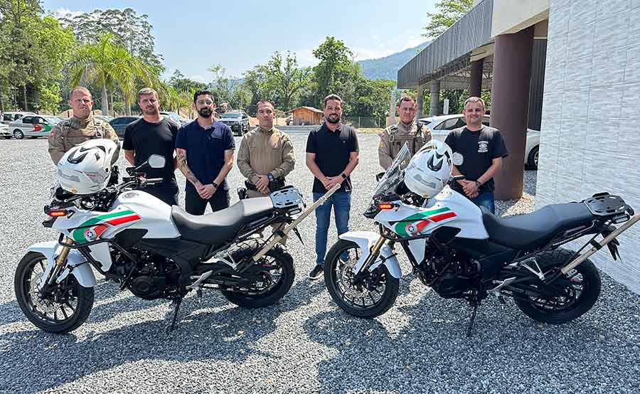 Prefeitura de Timbó adquire duas motos para Polícia Militar do município Prefeitura de Timbó adquire duas motos para Polícia Militar do município