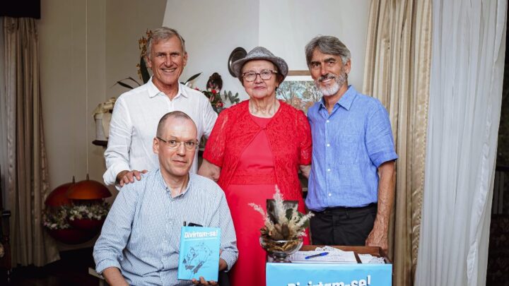 Timbó – Selma Rutzen lança livro em homenagem aos 50 anos da RUDOLPH