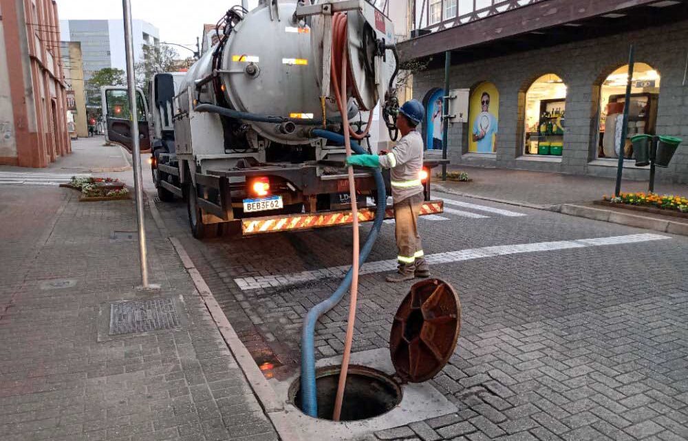 Mais de 120 quilômetros de rede de esgoto passaram por limpeza preventiva em Blumenau