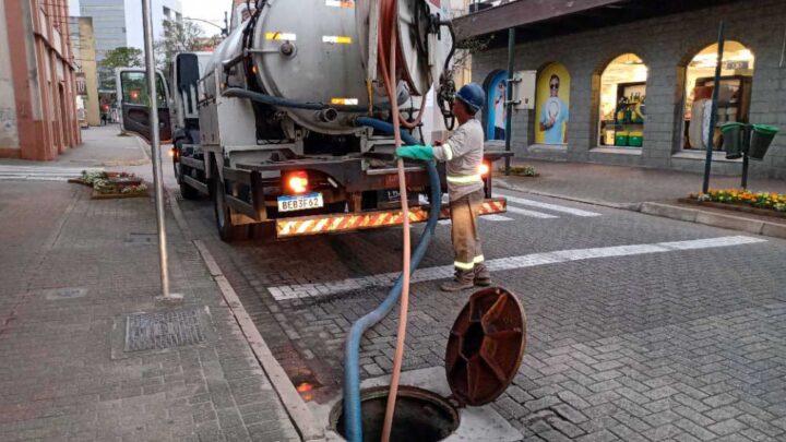 Mais de 120 quilômetros de rede de esgoto passaram por limpeza preventiva em Blumenau