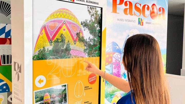 Exposição gratuita lembra obras anteriores que estamparam o ovo gigante da Osterfest, em Pomerode (SC)