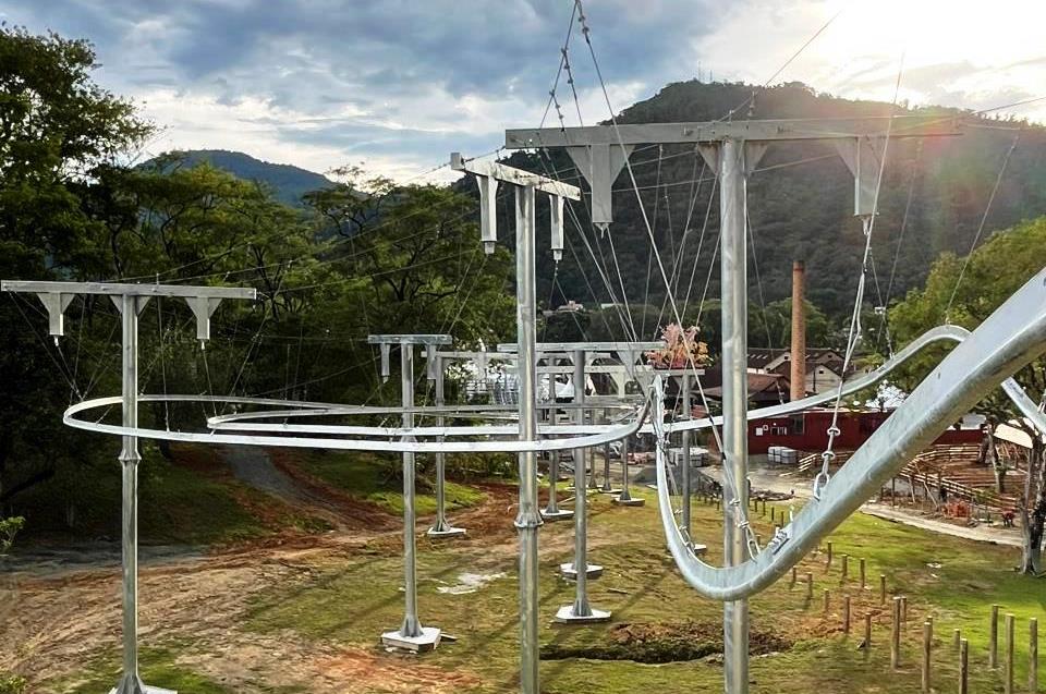 Pomerode (SC) terá primeira tirolesa em dupla e com curvas do país, com 168 metros de extensão