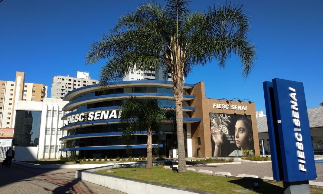 SENAI e Prefeitura de Blumenau lançam projeto para capacitar jovens para o mercado de tecnologia