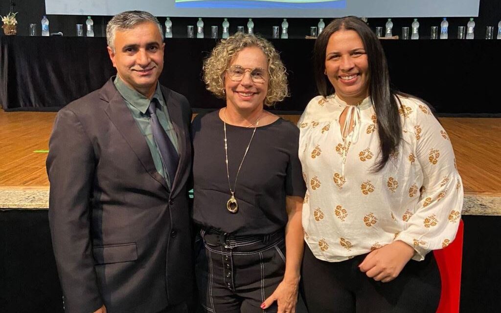 Ana Paula Lima destaca a necessidade de valorização salarial dos conselheiros tutelares em congresso estadual da categoria Ana Paula Lima destaca a necessidade de valorização salarial dos conselheiros tutelares em congresso estadual da categoria