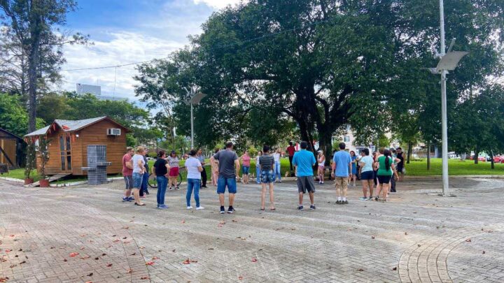 CAPS Timbó realiza atividades de páscoa no Parque Central