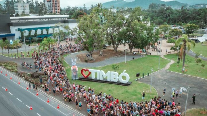 Caça aos Ovos Dourados atrai milhares de pessoas e distribui mais de 1500 ovos de chocolate no Parque Central de Timbó