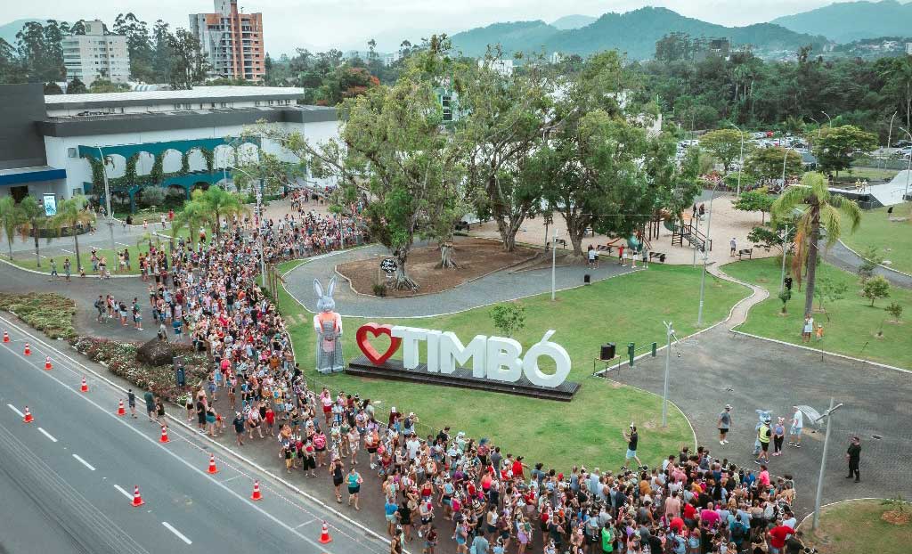 Caça aos Ovos Dourados atrai milhares de pessoas e distribui mais de 1500 ovos de chocolate no Parque Central de Timbó