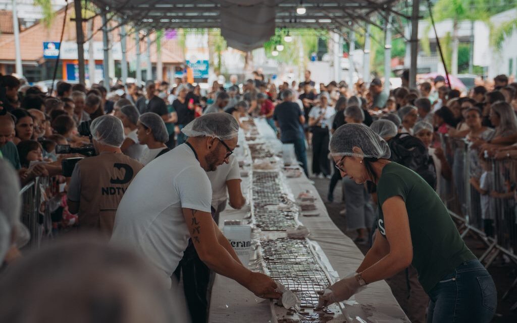 Maior barra de chocolate do Brasil atrai cerca de 4 mil pessoas no Parque Central de Timbó