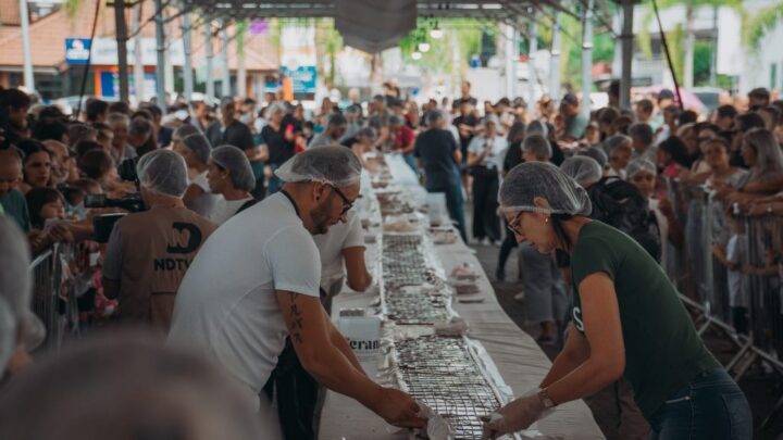 Maior barra de chocolate do Brasil atrai cerca de 4 mil pessoas no Parque Central de Timbó
