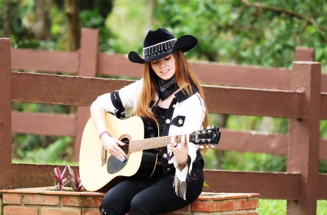 Agropaty – Revelação sertaneja, Jayne Martins fará seu primeiro show na 17ª Fecarroz