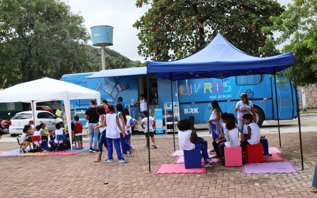 Projeto “Livros nas Praças” promove acesso à educação em Blumenau Projeto “Livros nas Praças” promove acesso à educação em Blumenau