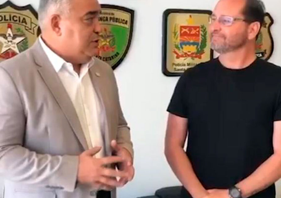 Buzzi entrega Moção para mais efetivo policial em Timbó Buzzi entrega Moção para mais efetivo policial em Timbó